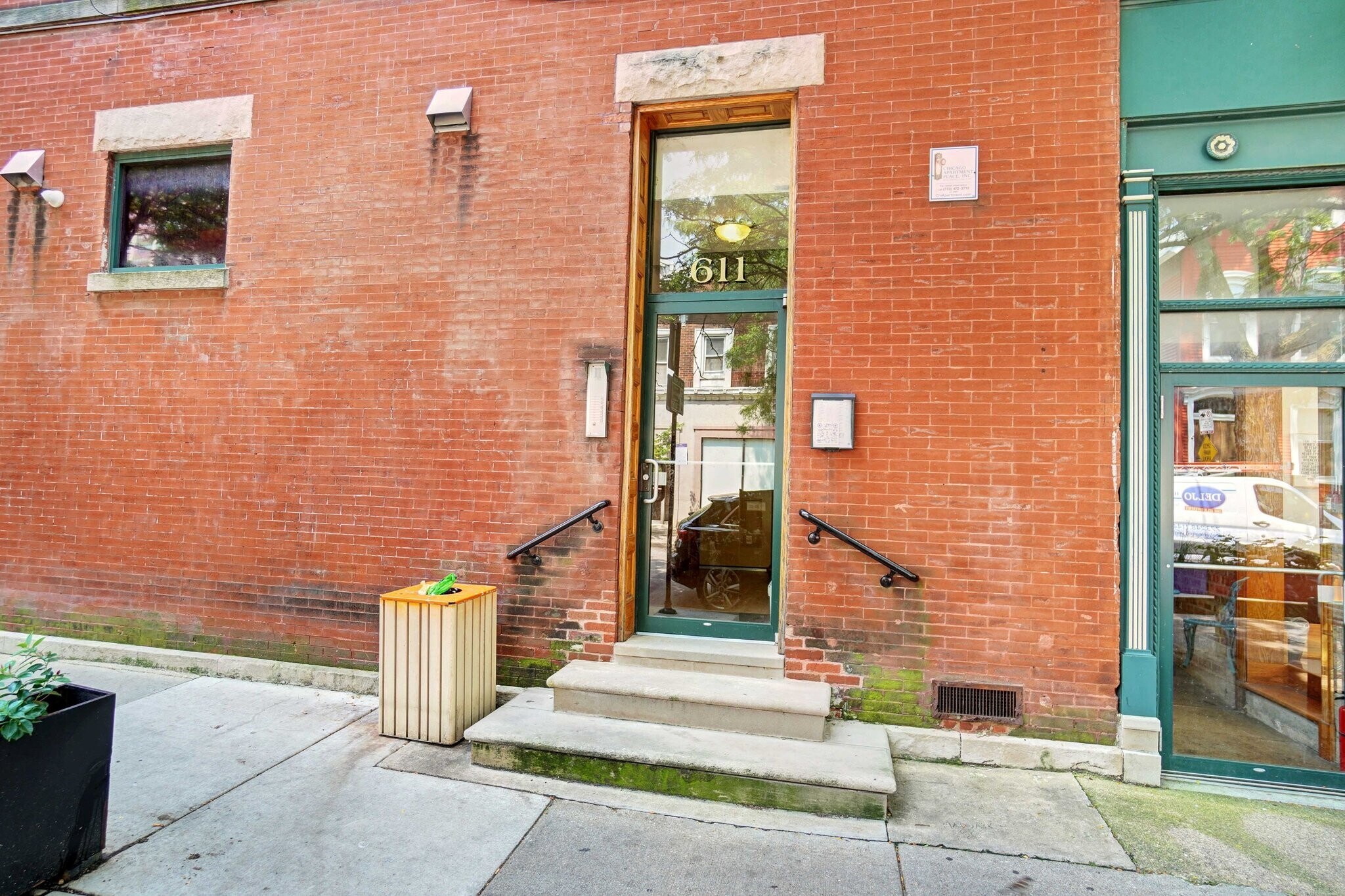 Building Photo - 611 W Briar Pl