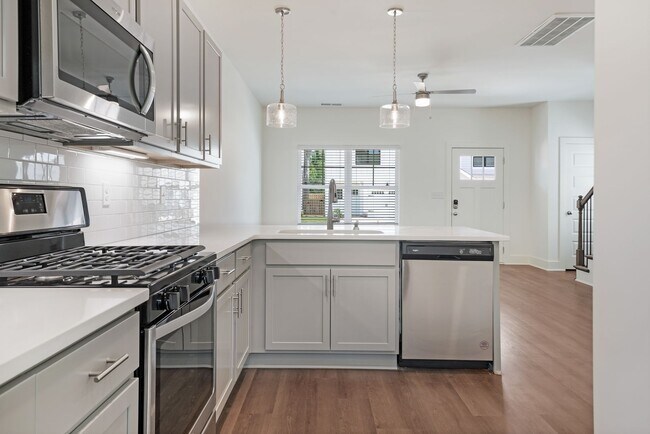 Building Photo - Self-tour this home in person with the Rently Tours App!