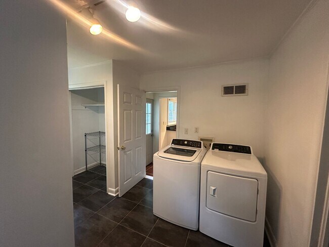 Building Photo - Gorgeous 3 Bed 2 Bath Haymount Home