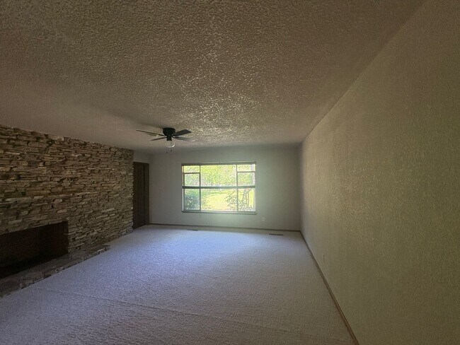 Building Photo - IMMEDIATE MOVE IN! Charming Vintage Sacramento 3 Bed / 1.5 Bath Home with Large Private Yard