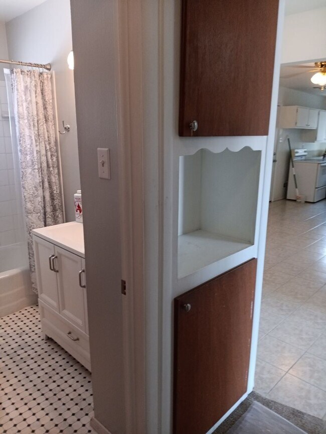 Building Photo - 3 Bedroom, 2-Bathroom in the NE Heights, C...