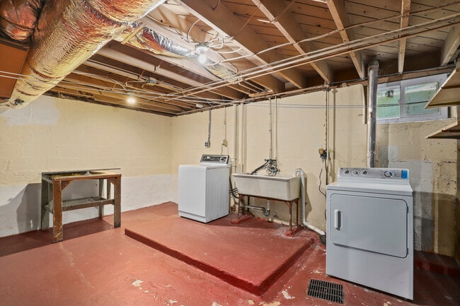 Building Photo - 216 S Poe St