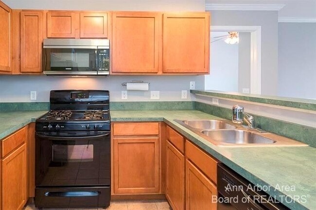 Building Photo - 3217 Primrose Ln