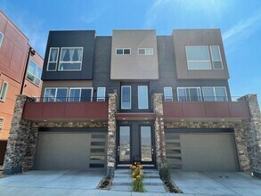 Building Photo - LOVELY 2 BED/2.5 BATH Great location near Boulder!