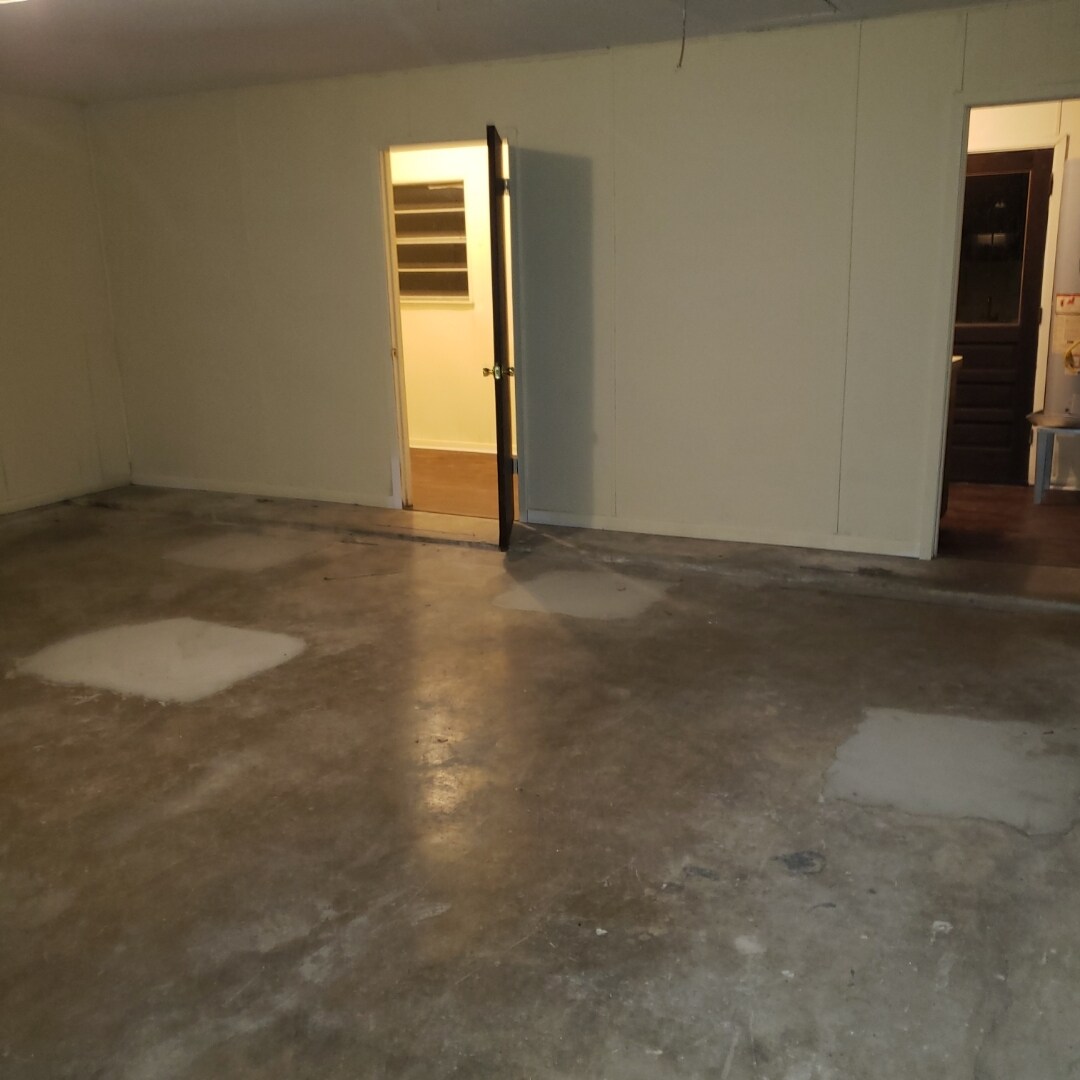 Building Photo - 2308 Lake W Dr