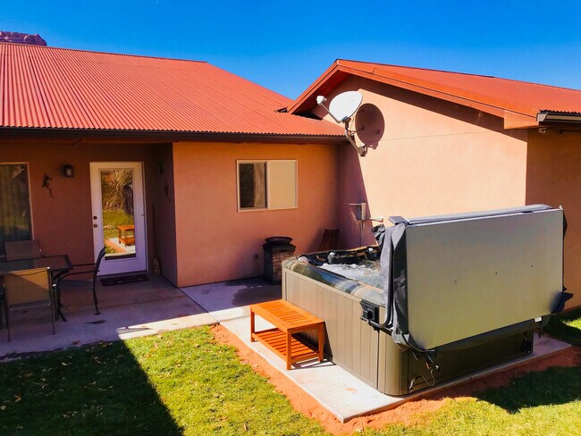Building Photo - 3366 Oleander Ln