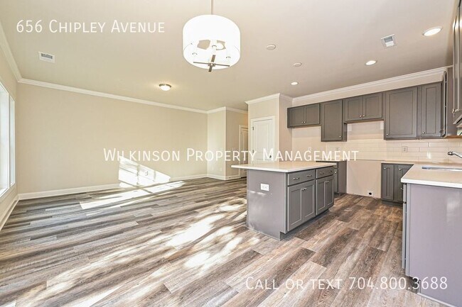 Building Photo - 3-Bedroom Townhouse with Proximity to Char...