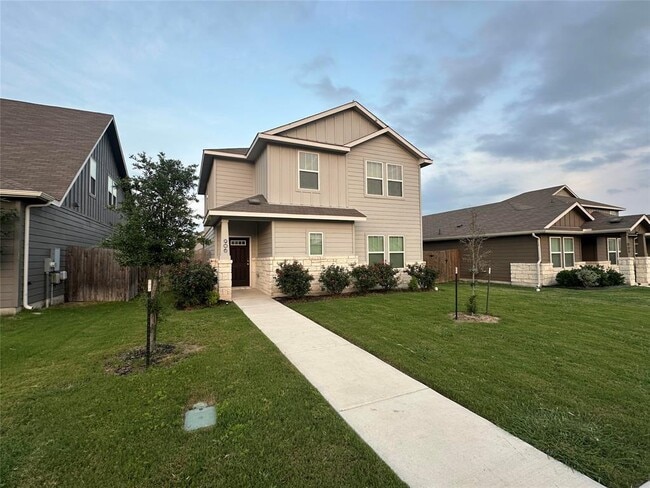 Building Photo - 906 Main St