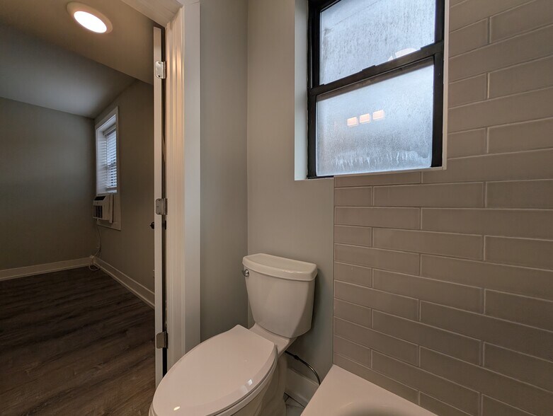 Building Photo - 503 W Belmont Ave