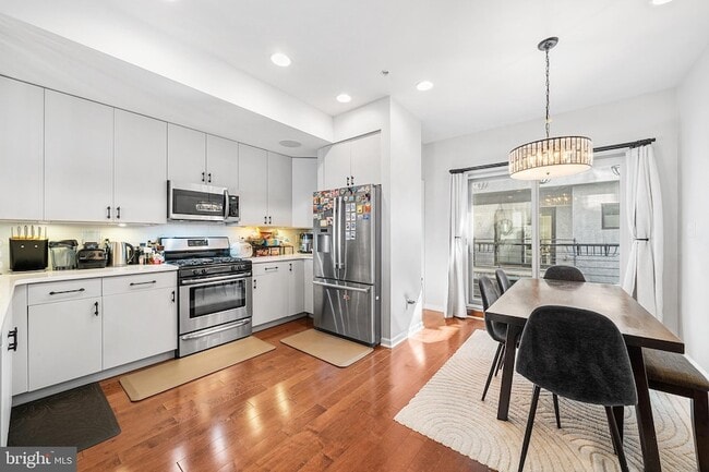 Building Photo - 1333 N Howard St