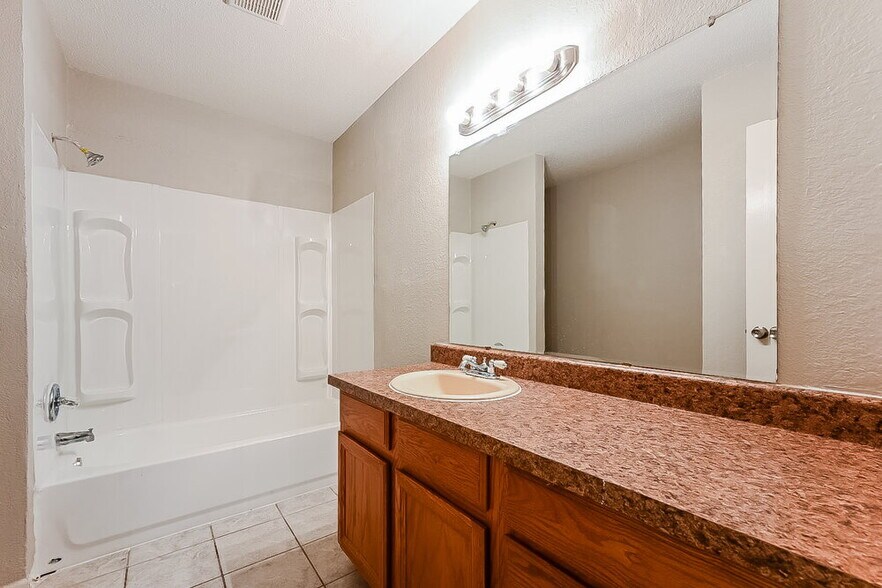 Building Photo - 6217 Cool Springs Dr