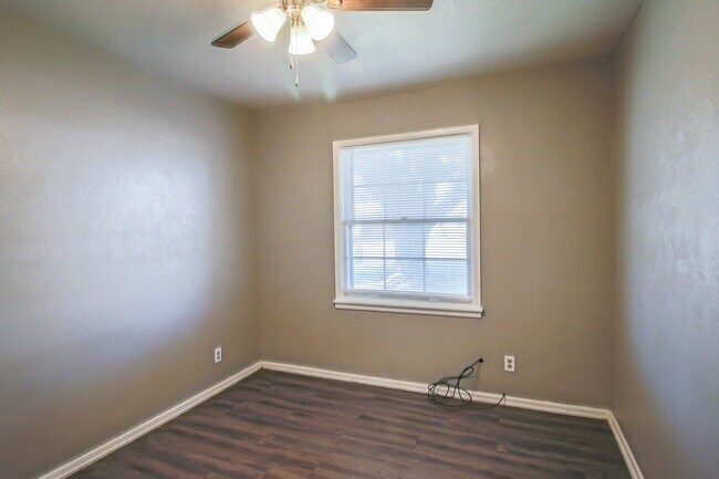 Building Photo - Cute 3 Bed, 2 Bath!