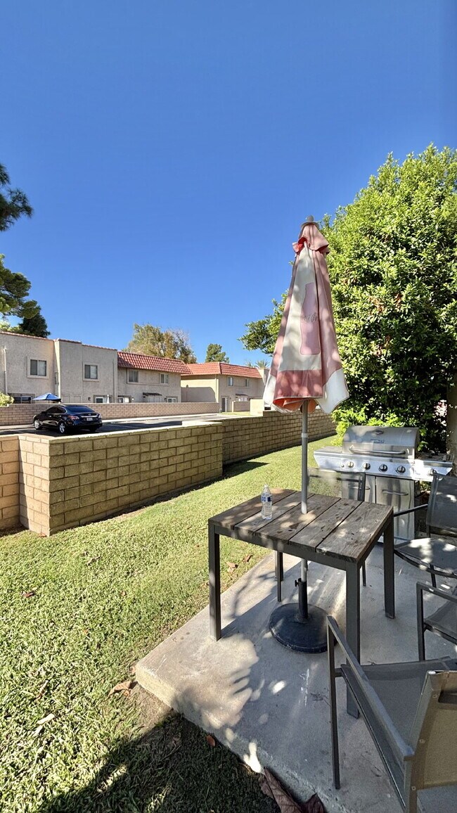 Building Photo - 2 Bedrooms Townhome Availble For Rent in Indio