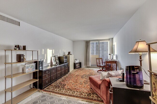 Building Photo - 6033 N Sheridan Rd