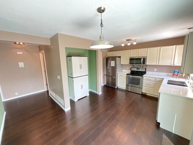 Building Photo - 4 Bedroom Home Available Near N Powers Bl ...