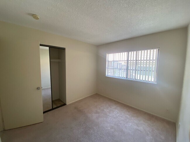 Building Photo - Great Phillips Ranch Home – 3+Office+2 - $...
