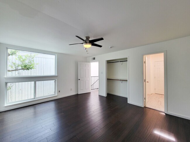 Building Photo - Stylish Townhouse in Prime Location – Walk...