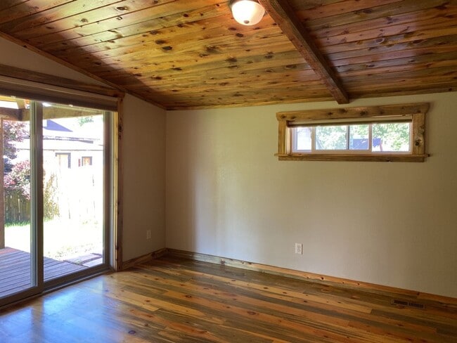 Building Photo - Updated Old Town 3 Bed 2 Bath Home w/ fenced yard and 1 car garage