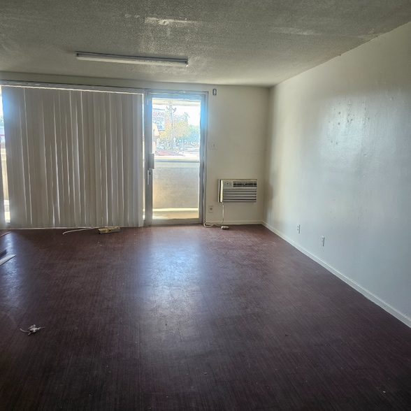 Building Photo - 918 W Lincoln Ave