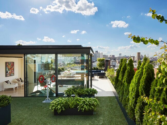 Building Photo - Prime SoHo - Stunning PH Loft with Roof