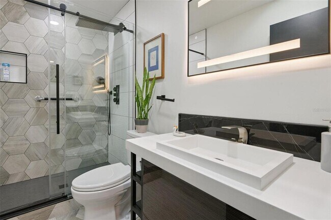 Building Photo - 1851 Royal Oak Pl E