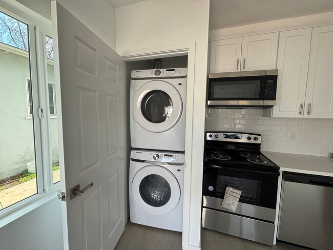 Building Photo - Eldora, 10313-10321 1/2