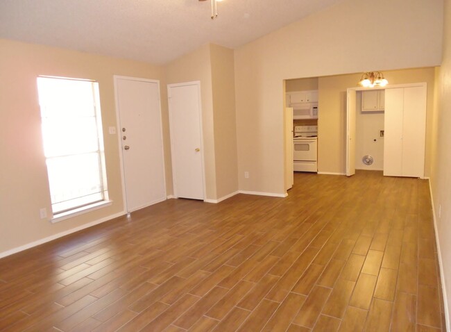 Building Photo - Updated 2 bedroom, 1 bath home is ready to...