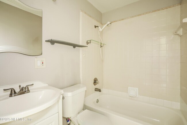Building Photo - 2412 Stonehaven Ct W