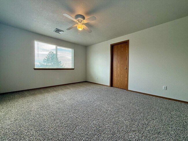 Building Photo - SPACIOUS NEWLY UPDATED TOWNHOME IN REDMOND!!