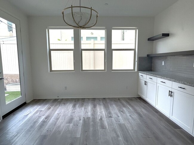 Building Photo - POWELL WAY UNIT 104 CORONA 92883  (3 BED / 2.5 BATH)