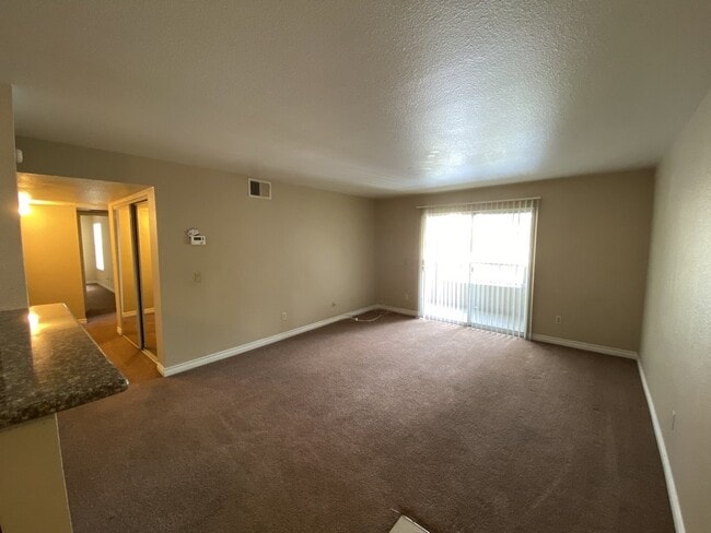 Building Photo - 3 Bedroom 2 bath condo located on second floor.