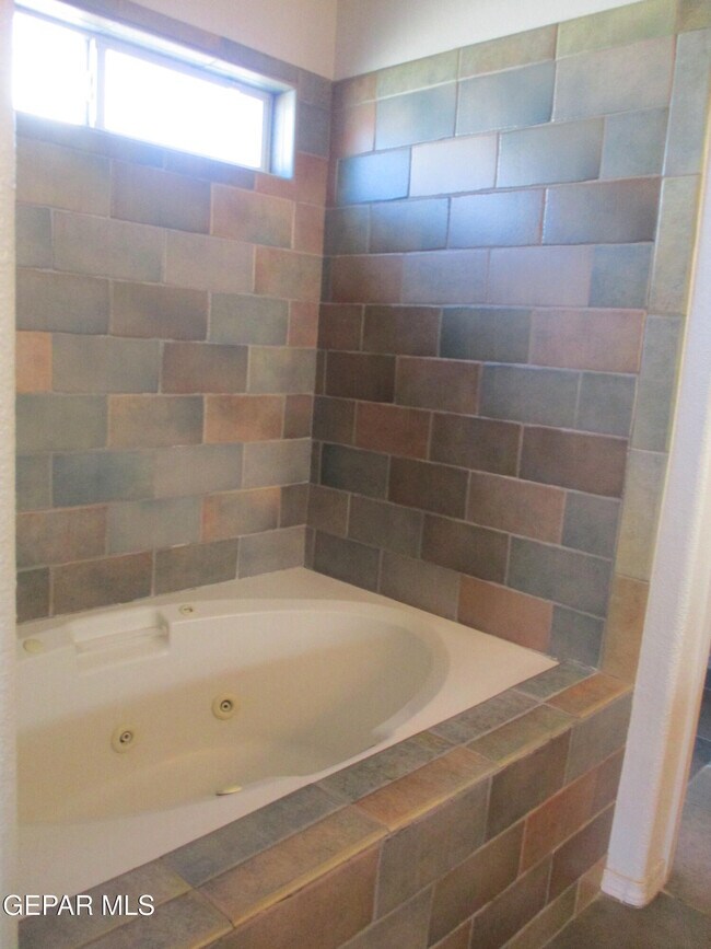 Building Photo - 612 Natasha Pl