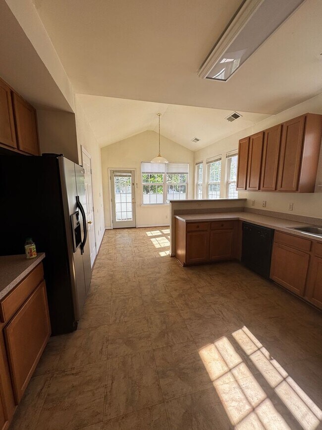 Building Photo - BEAUTIFUL OPEN FLOOR PLAN