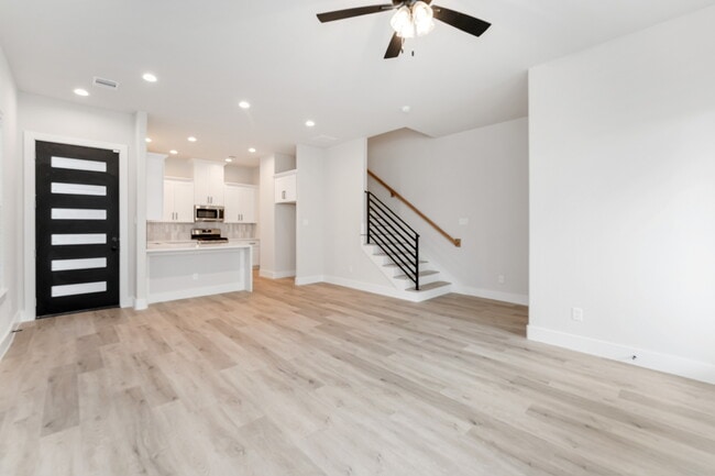 Building Photo - 108 E 44th St