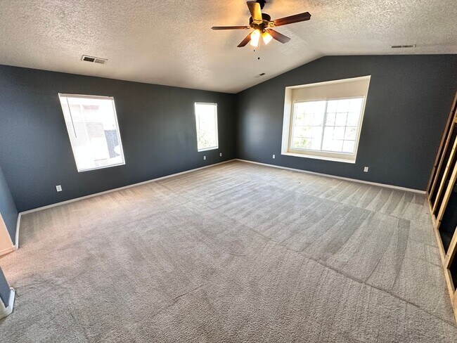 Building Photo - Stunning 3 bed, 2.5 bath, 2575 sq ft home ...