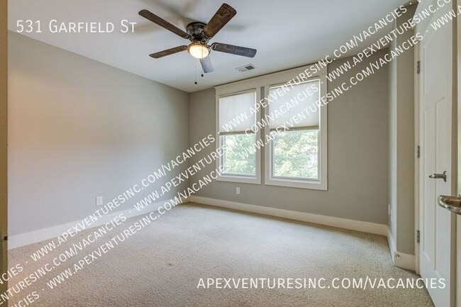 Building Photo - 531 Garfield St