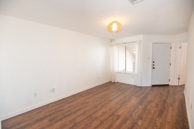 Building Photo - Cozy South East Austin Condo