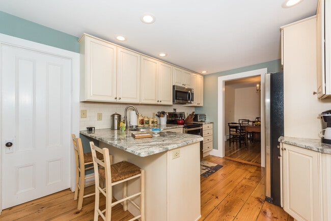 Building Photo - 69 Dennett St