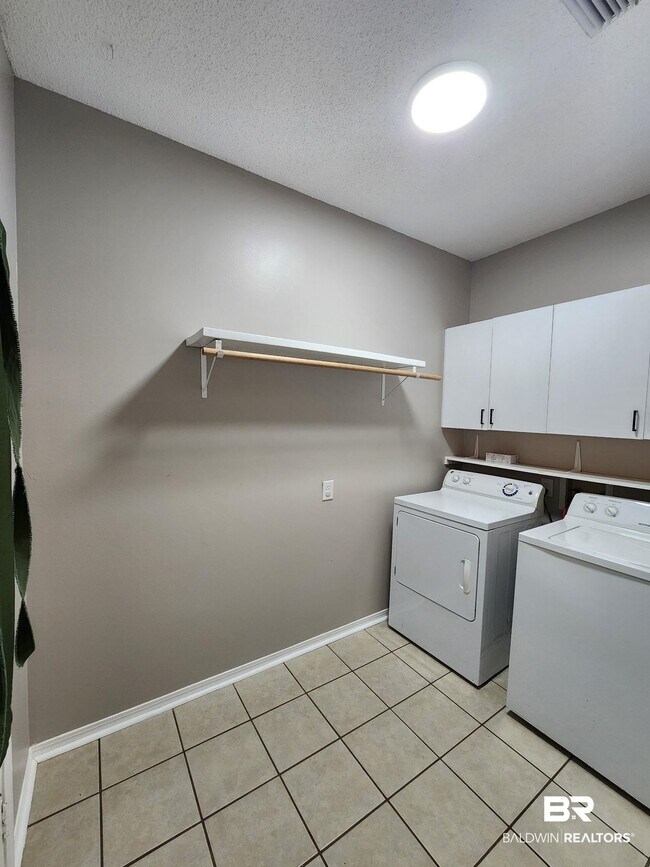 Building Photo - 100 Dunbar Loop