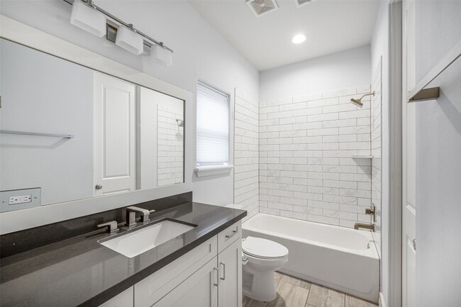 Building Photo - 2324 Camden Dr