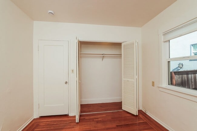 Building Photo - Available 2 Bedroom Home In Redwood Heights!