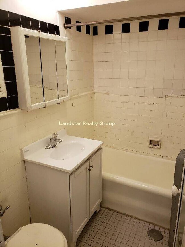 Building Photo - 3734 N Pine Grove Ave