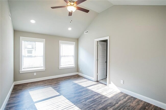 Building Photo - 508 E Osage Trce