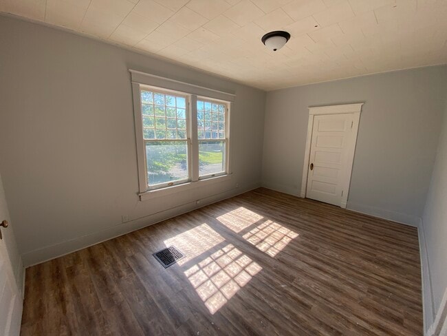 Building Photo - 1510 N Walnut St