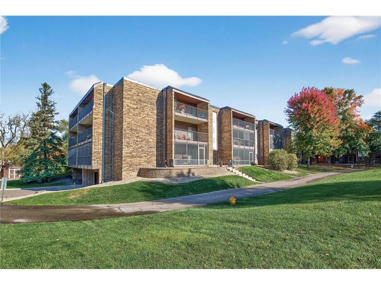 Building Photo - 35 Nathan Ln N