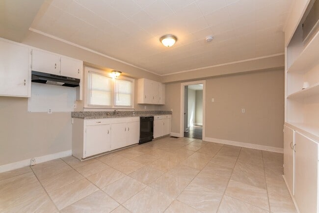 Building Photo - Move-In Ready Comfort – 4 Bed, 2 Bath!