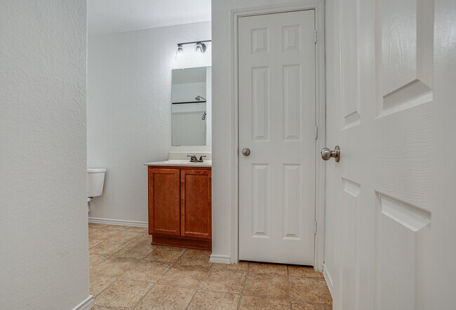 Building Photo - 11905 Fieldcrest Run