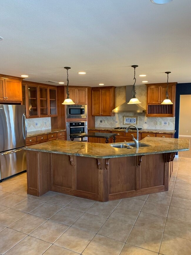 Building Photo - 5 Bd 4.5 Ba Country Home