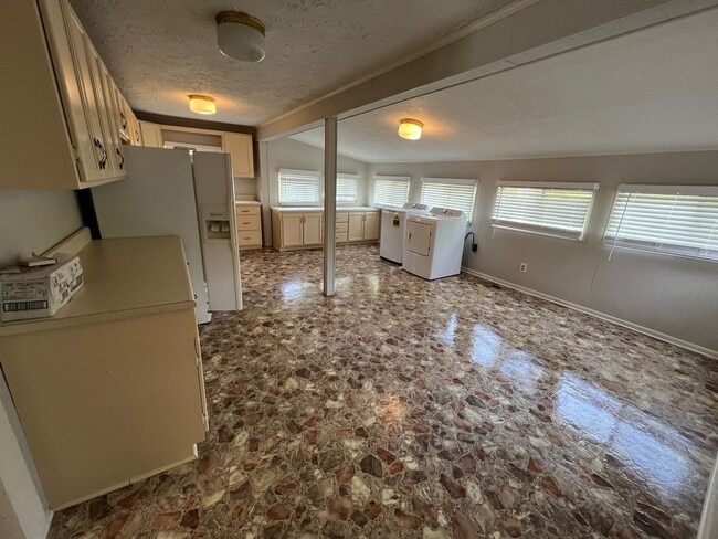 Building Photo - 2 bed 1 bath house