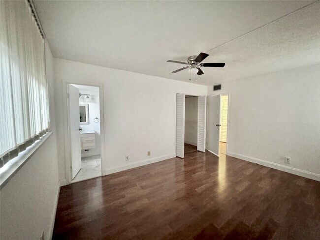 Building Photo - 2821 Somerset Dr